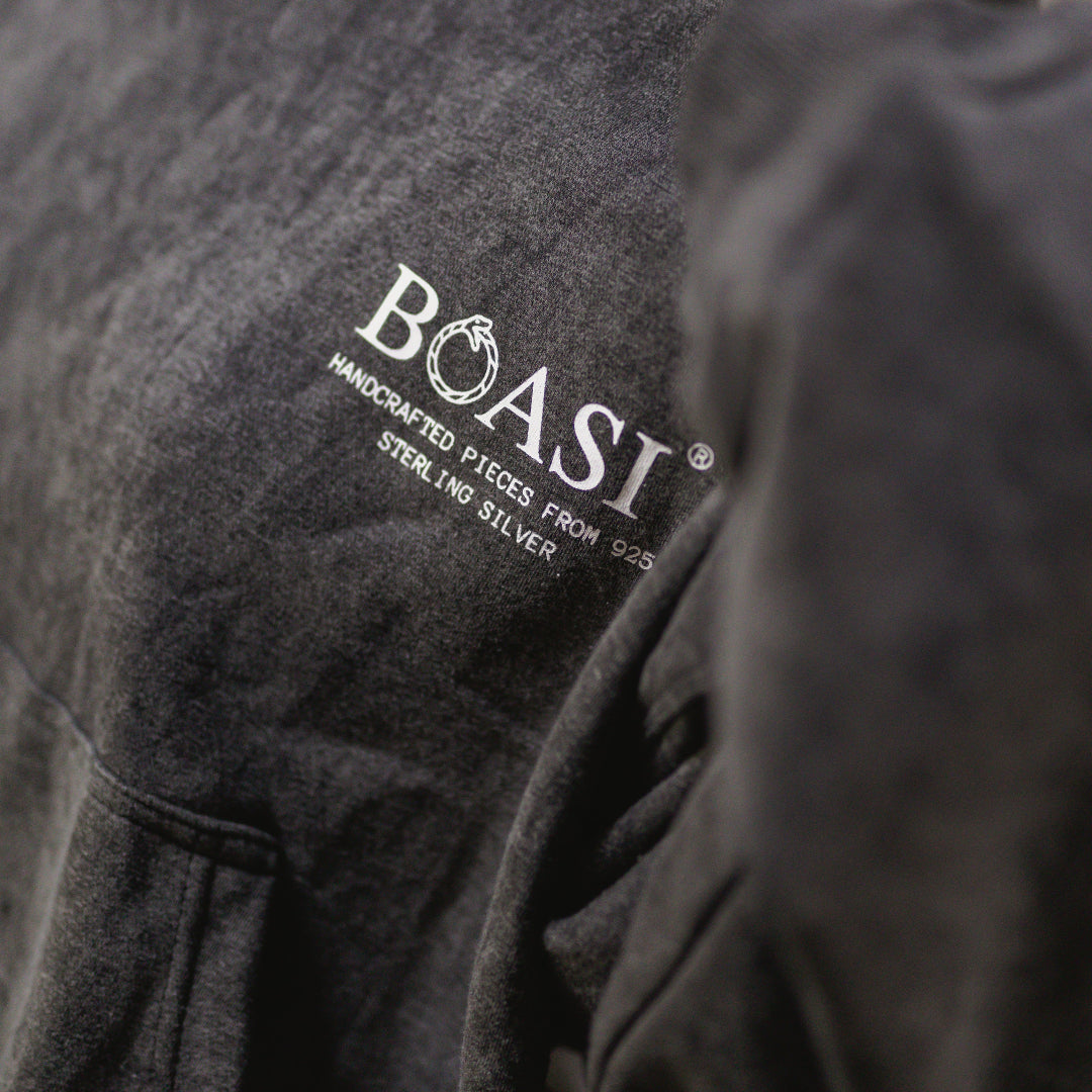 Endless Hoodie BOASI puesto por modelo, vista frontal